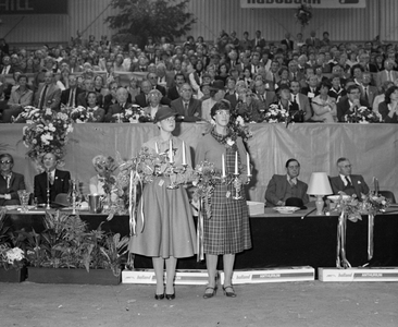 103029 Afbeelding van de prijsuitreiking tijdens de 54e Vee- en Paardendagen in de Veemarkthallen (Sartreweg 1) te ...